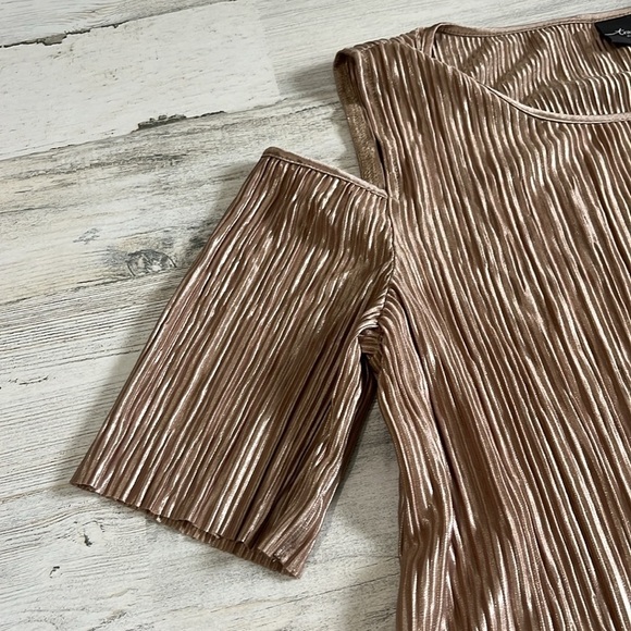 Chico’s Travelers Micro Pleat Cold Shoulder Top Size 1.  NWT - Picture 4 of 11